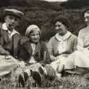 Margaret with parents and a family friend, Nosher's Family History - 1880-1955