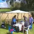 Lunch under a parasol, An Easter Weekend in Chagford, Devon - 12th April 2009