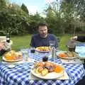 We have roast dinner in the garden, A Visit from Rachel and Sam, Brome, Suffolk - 26th April 2009