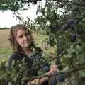 Isobel spots some sloes, Emily and The Old Chap Visit, Brome, Suffolk - 29th August 2009
