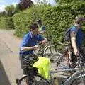 We wait for the others to catch up, The BSCC Weekend Away, Buckden, St. Neots, Huntingdonshire - 15th May 2010