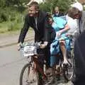 We load up on the tandem, Nosher and Isobel's Wedding, Brome, Suffolk - 3rd July 2010
