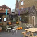 A vine-covered brick hut, A Postcard From Kings Lynn and "Sunny Hunny" Hunstanton, Norfolk - 31st October 2020