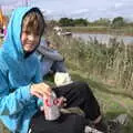 Harry eats macaroni and cheese by the river, The Aldeburgh Food Festival, Snape Maltings, Suffolk - 25th September 2022