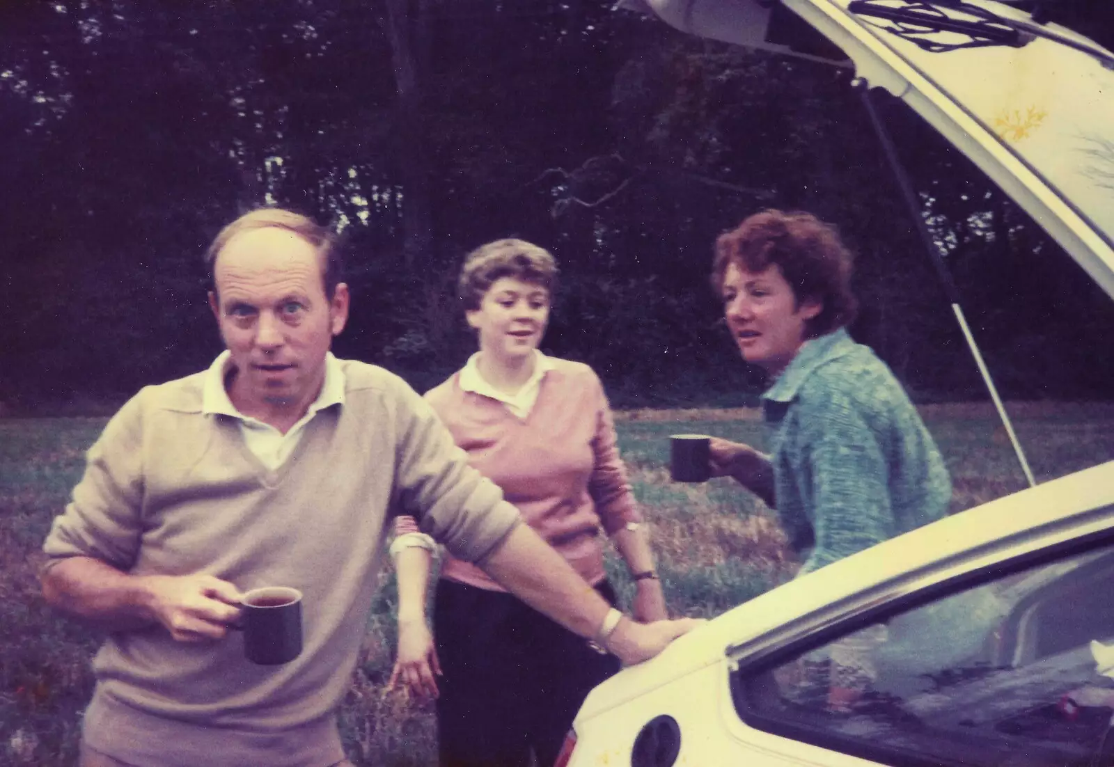 Time for a coffee break, from Constructing a Vineyard, Harrow Road, Bransgore, Dorset - 1st September 1981