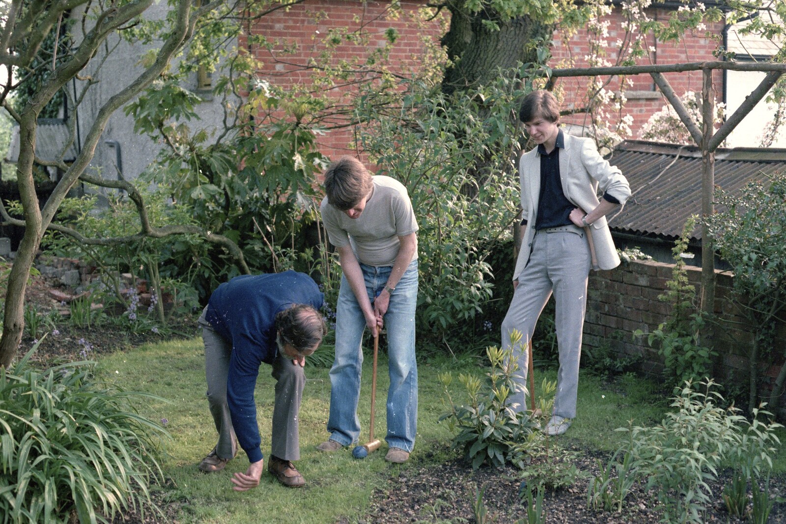 Nosher's 18th Birthday, Barton on Sea, Hampshire - 26th May 1985: Andy clears some grass out of the way for Neil's shot