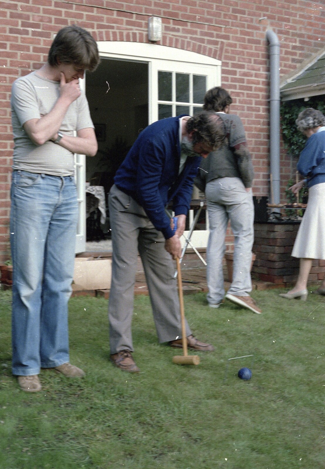 Nosher's 18th Birthday, Barton on Sea, Hampshire - 26th May 1985: Andy Campbell plays croquet