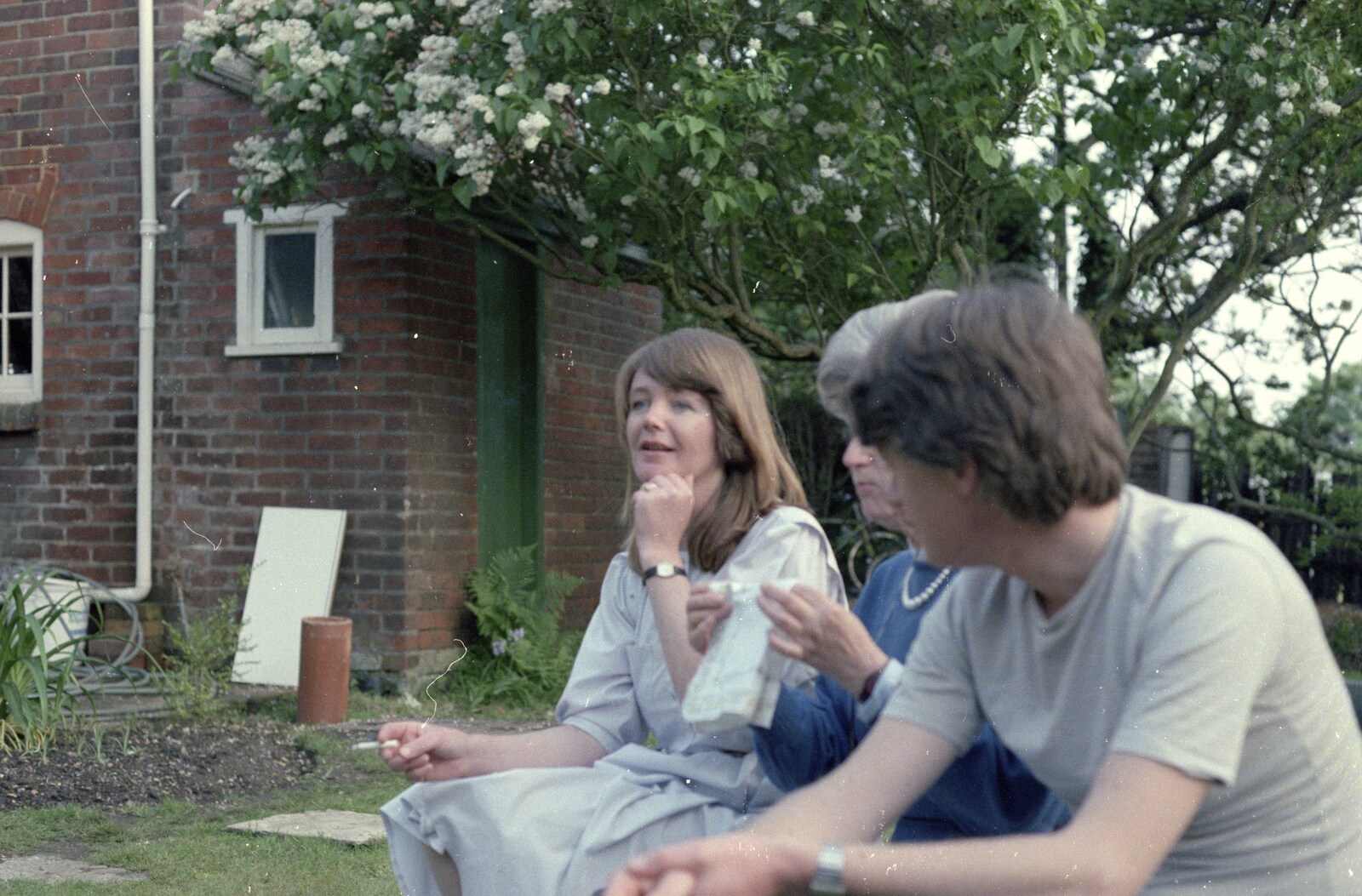 Nosher's 18th Birthday, Barton on Sea, Hampshire - 26th May 1985: Mother with a ciggie on