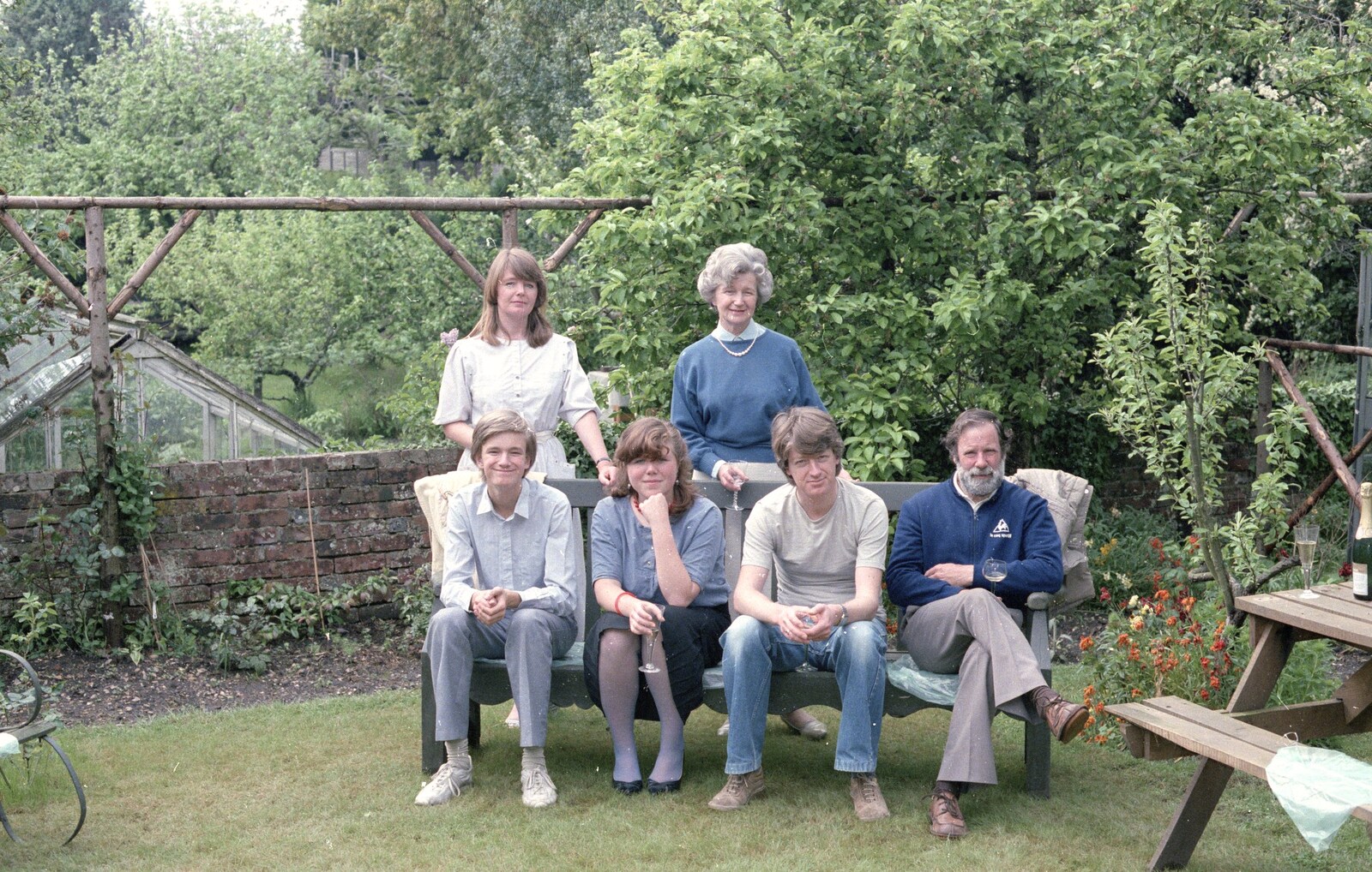 Nosher's 18th Birthday, Barton on Sea, Hampshire - 26th May 1985: Nosher in the family group photo