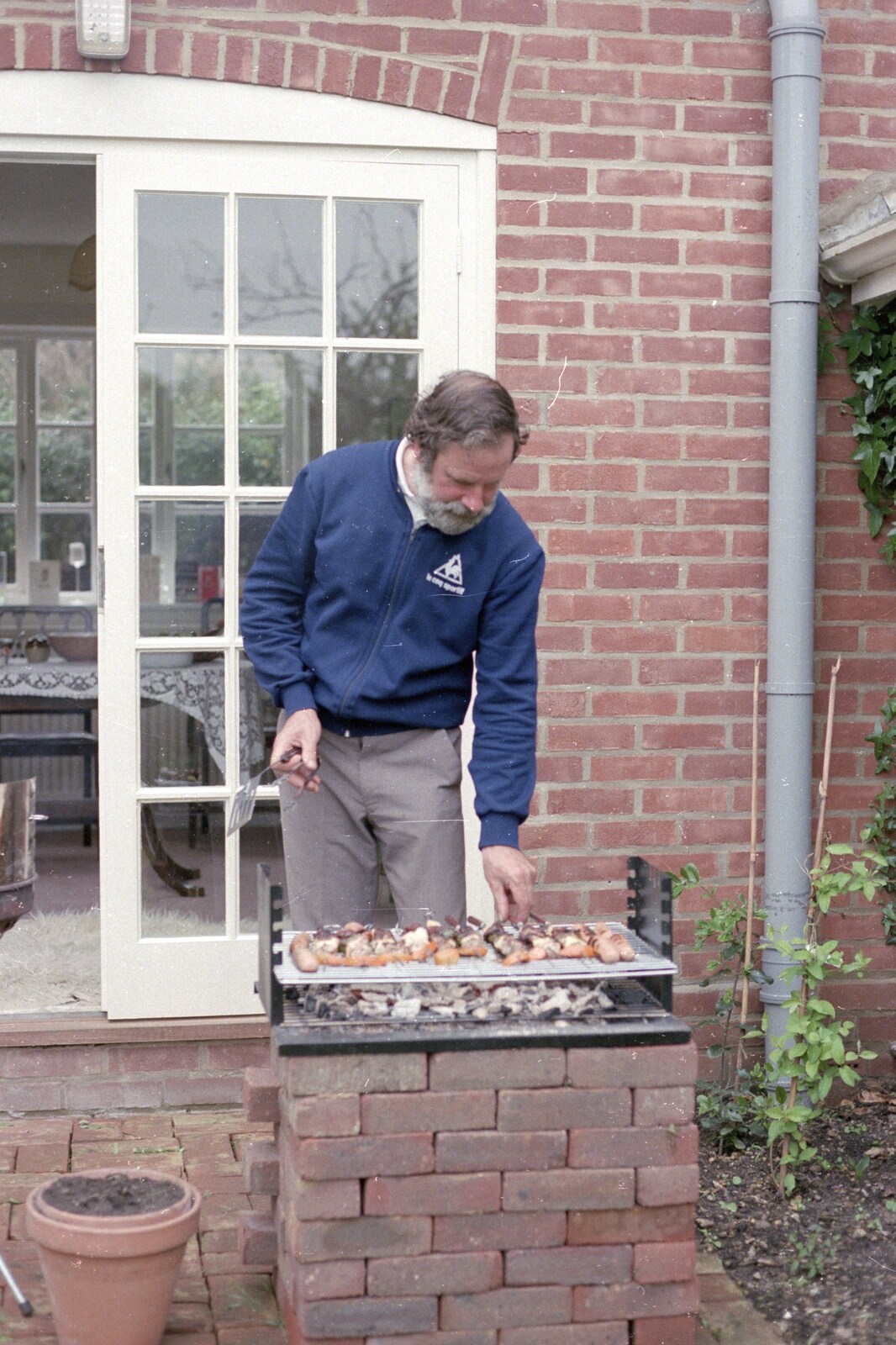 Nosher's 18th Birthday, Barton on Sea, Hampshire - 26th May 1985: Ando pokes some barbeque food