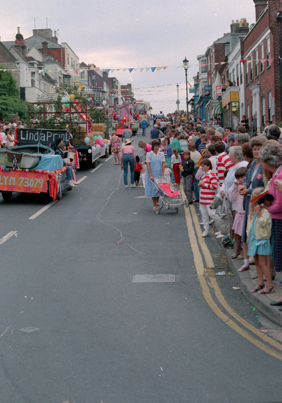 Big crowds on the High Street from The Lymington Carnival, Hampshire - 17th June 1985