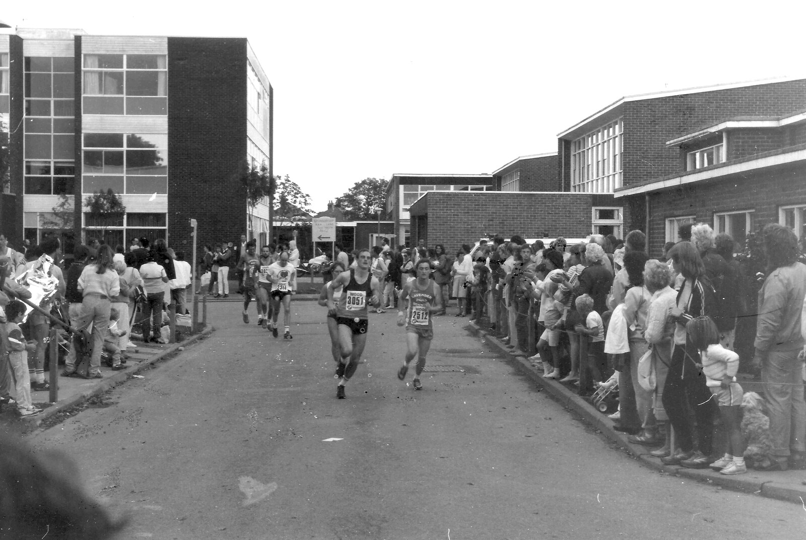 The runners run through Arnewood School, past the SCOLA building from The New Forest Marathon and Other Randomness, New Milton, Hampshire - 15th September 1985
