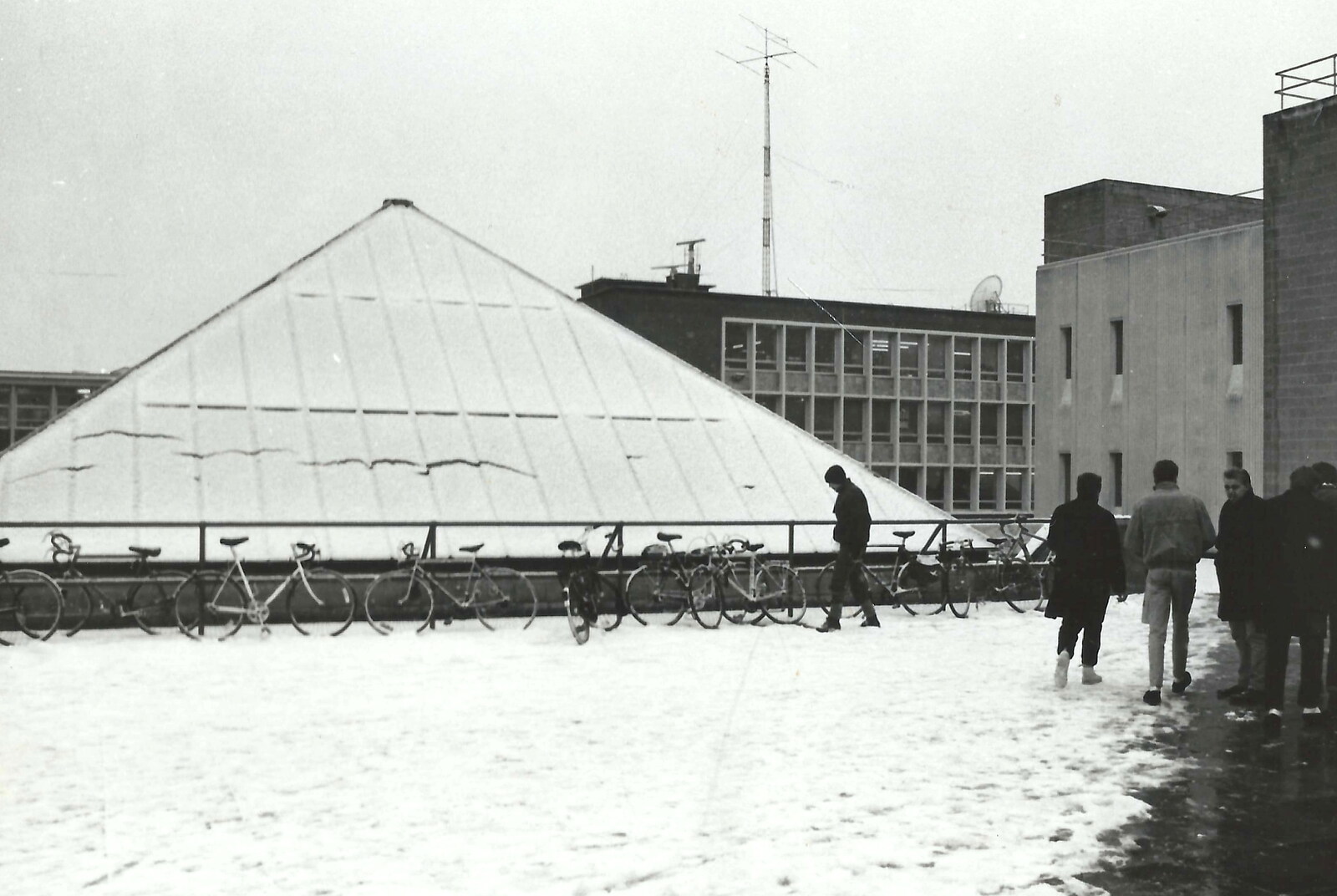 The Students' Union Pyramid in the snow from Uni: The Fly Christmas Party and BABS Panto, Plymouth Polytechnic, Devon - December 11th 1985