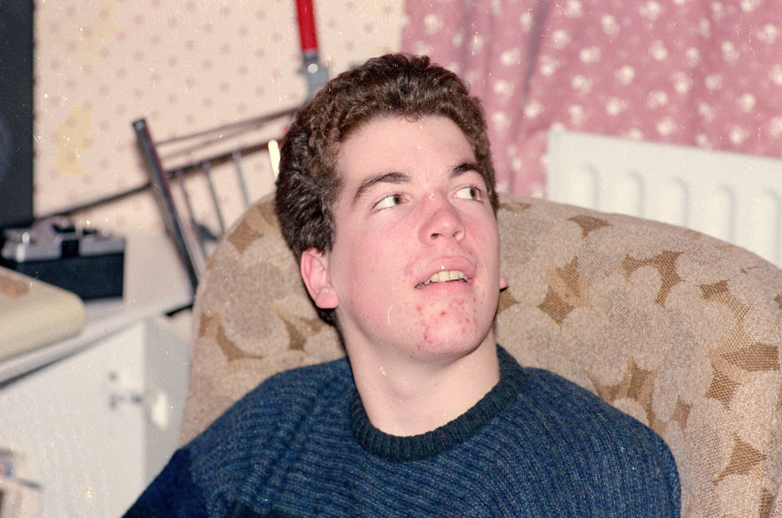 Jon the Hair looks up near a VIC-20 from Ford Cottage Pre-Christmas, Barton on Sea, Hampshire - 19th December 1985