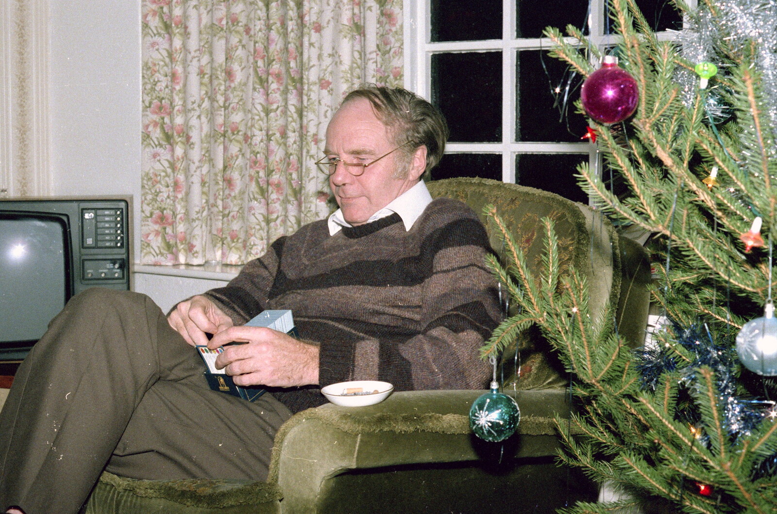 The Old Chap picks a question from Christmas in Macclesfield and Wetherby, Cheshire  and Yorkshire - 25th December 1985