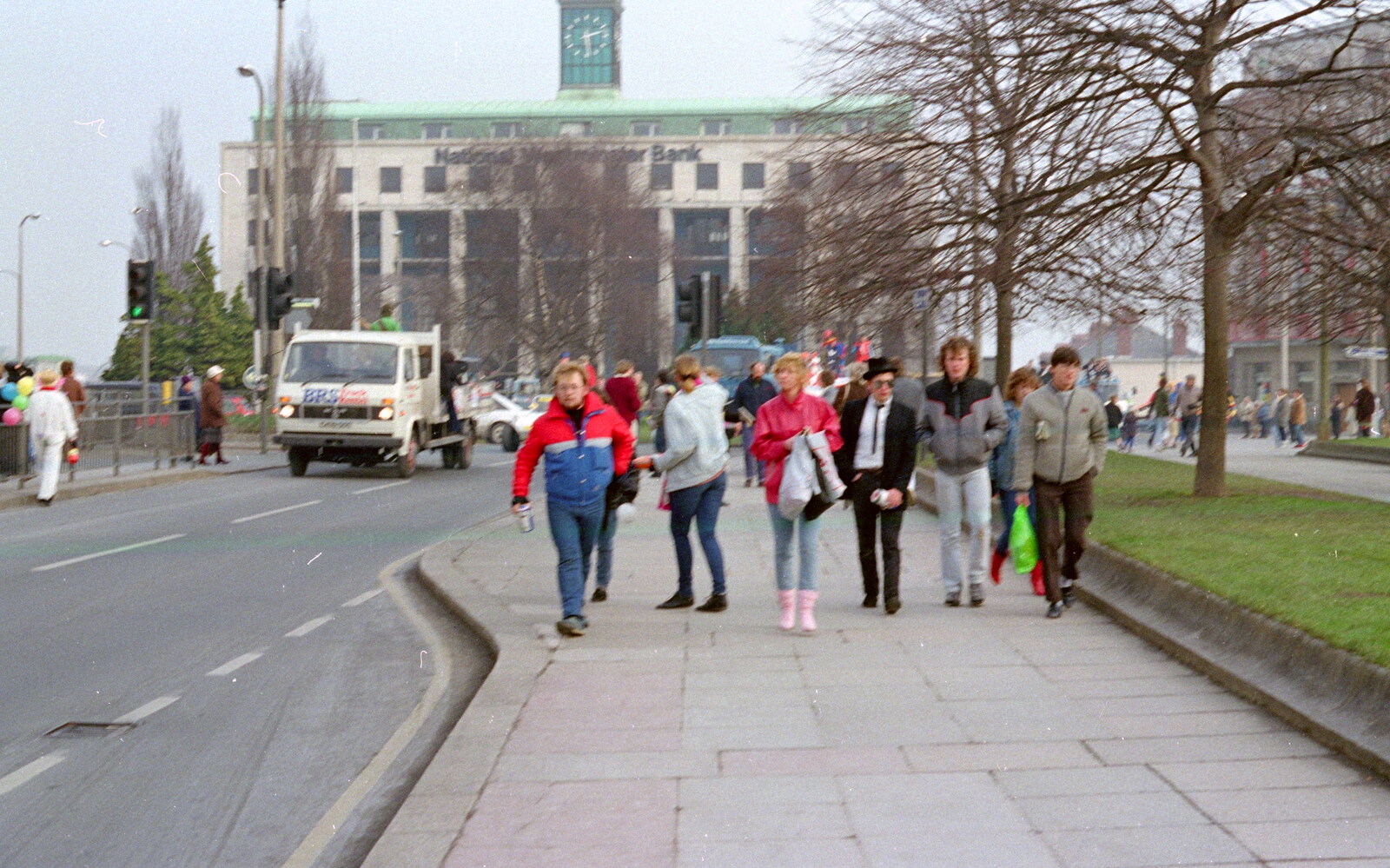 Looking up Royal Parade from Uni: PPSU "Jazz" RAG Street Parade, Plymouth, Devon - 17th February 1986