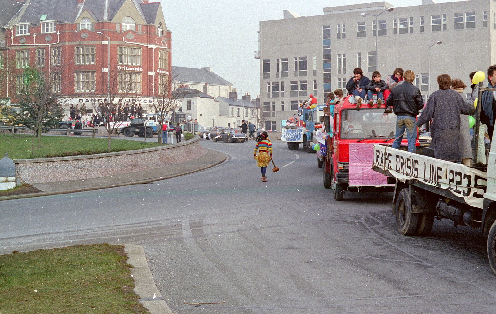 The procession heads around Drake Circus roundabout from Uni: PPSU "Jazz" RAG Street Parade, Plymouth, Devon - 17th February 1986
