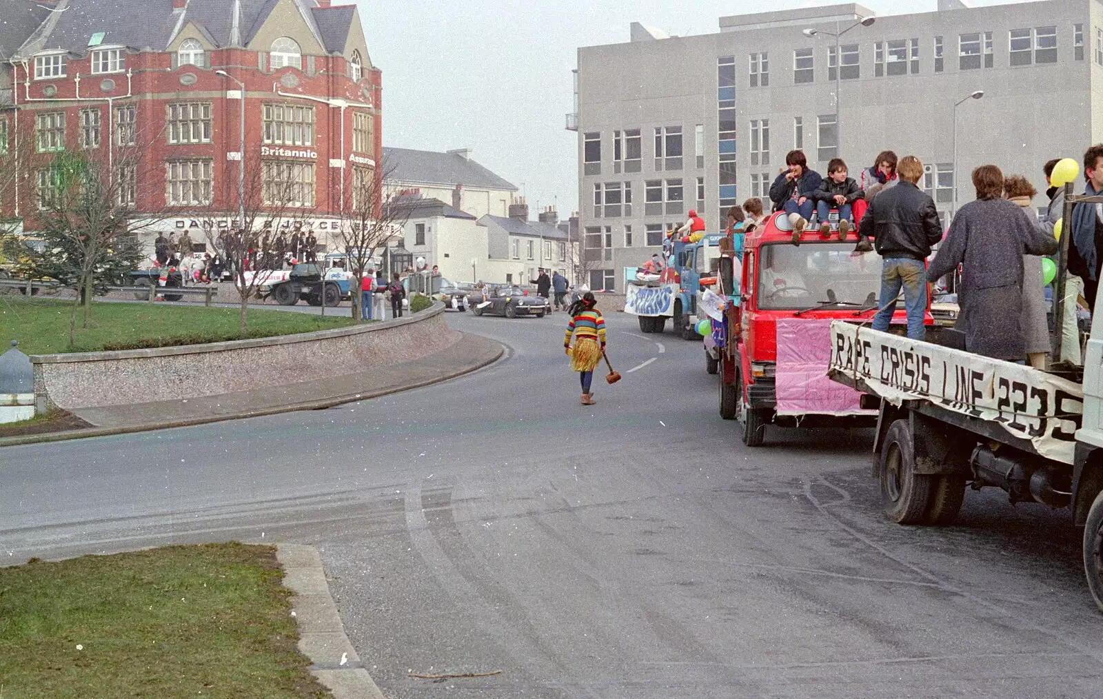 The procession heads around Drake Circus roundabout, from Uni: PPSU "Jazz" RAG Street Parade, Plymouth, Devon - 17th February 1986