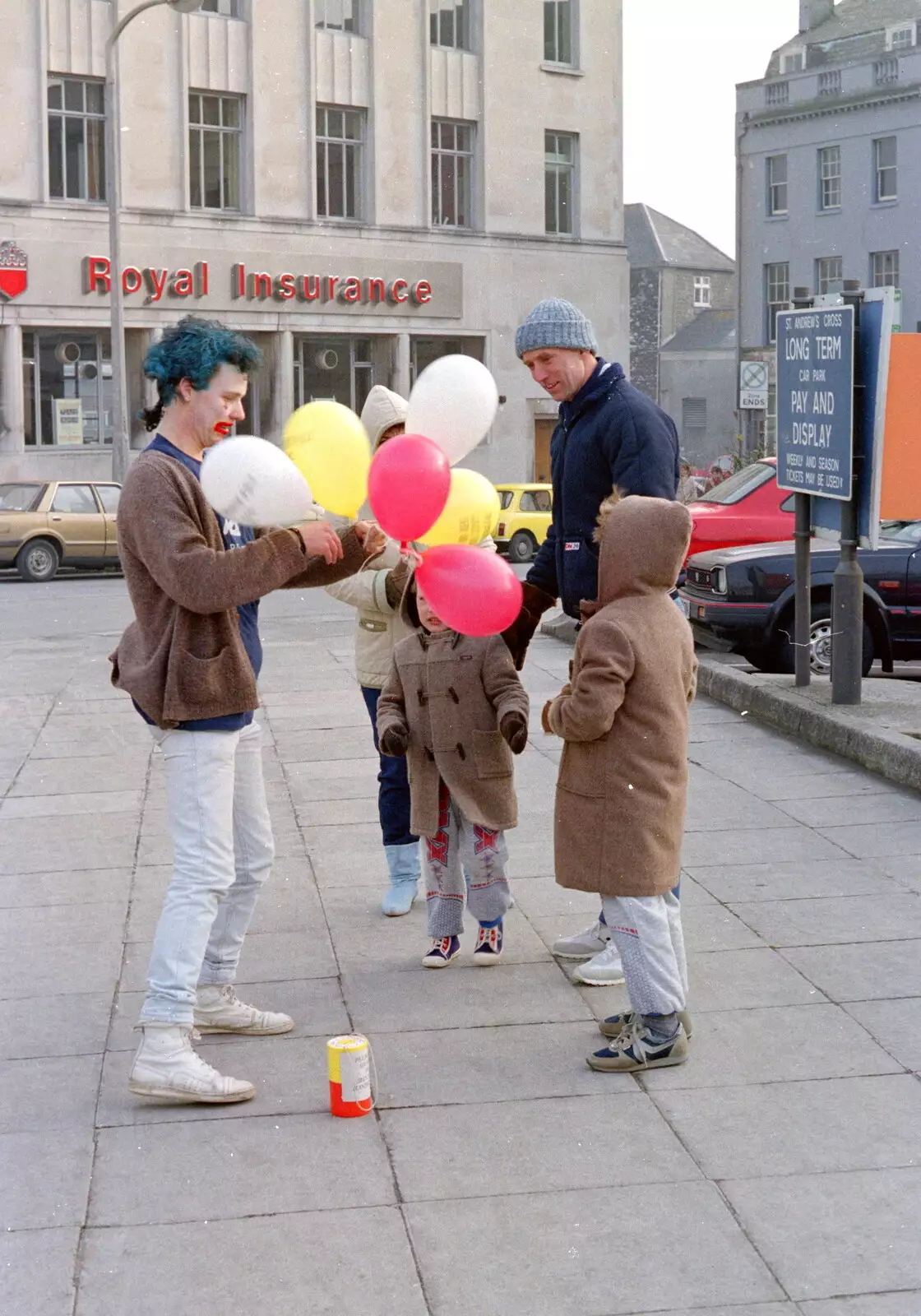 More balloons are handed out, from Uni: PPSU "Jazz" RAG Street Parade, Plymouth, Devon - 17th February 1986