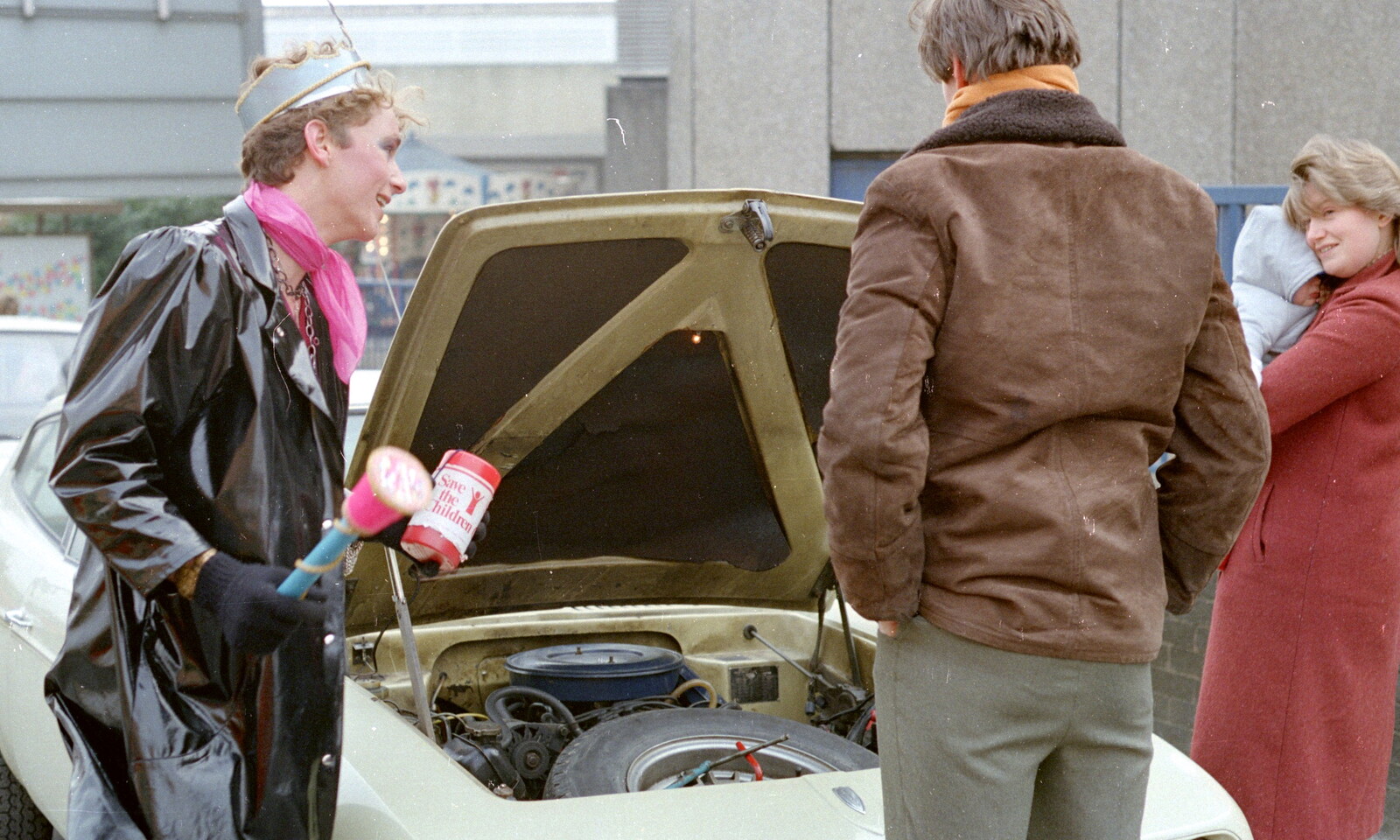 A BABS students talks to a couple with a broken-down Scimitar from Uni: PPSU "Jazz" RAG Street Parade, Plymouth, Devon - 17th February 1986