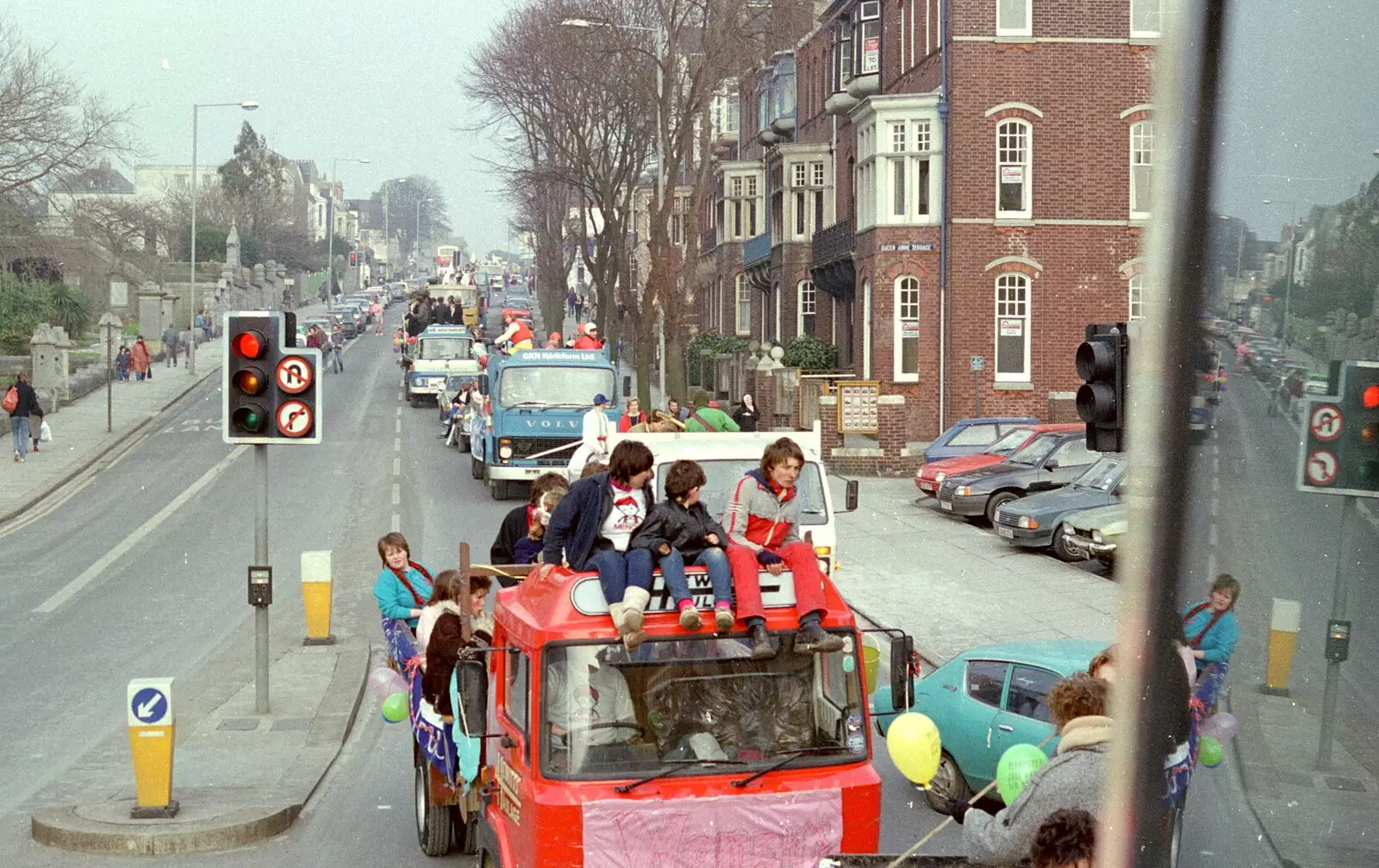 The parade is stacked all the way up North Hill, from Uni: PPSU "Jazz" RAG Street Parade, Plymouth, Devon - 17th February 1986