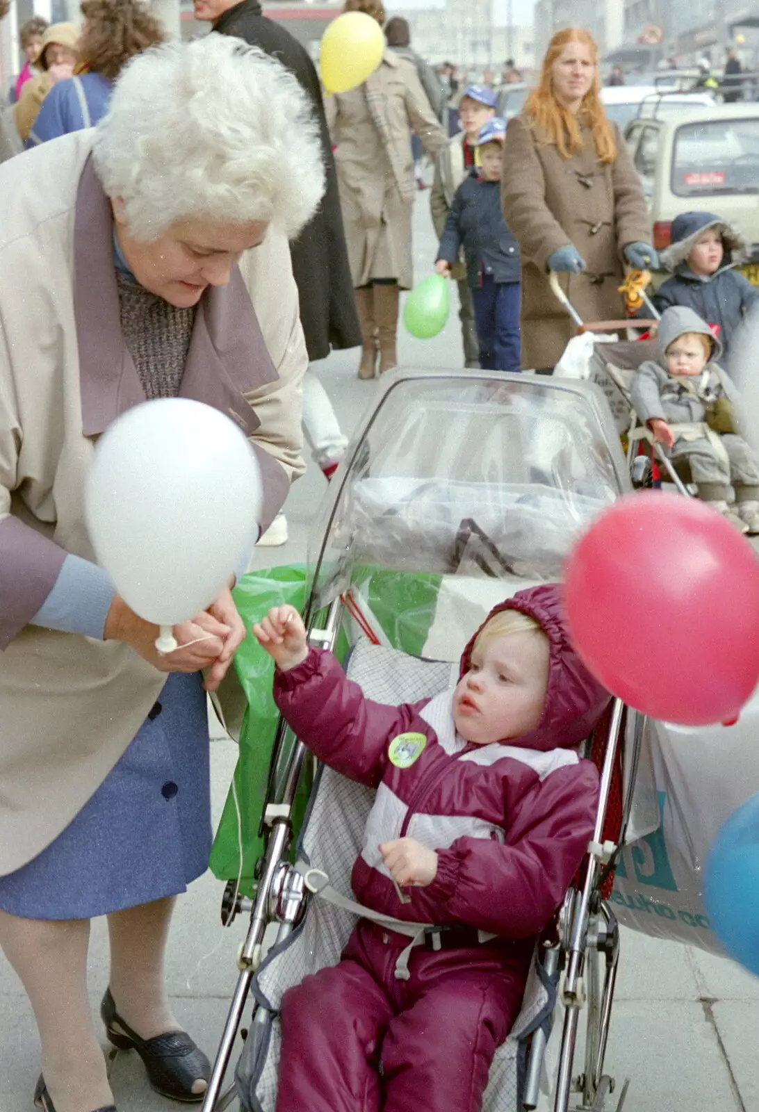 A sprog gets a balloon, from Uni: PPSU "Jazz" RAG Street Parade, Plymouth, Devon - 17th February 1986