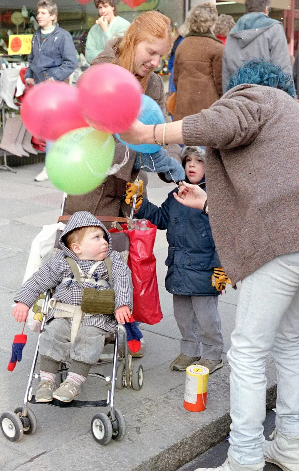 More balloons for sprogs, from Uni: PPSU "Jazz" RAG Street Parade, Plymouth, Devon - 17th February 1986