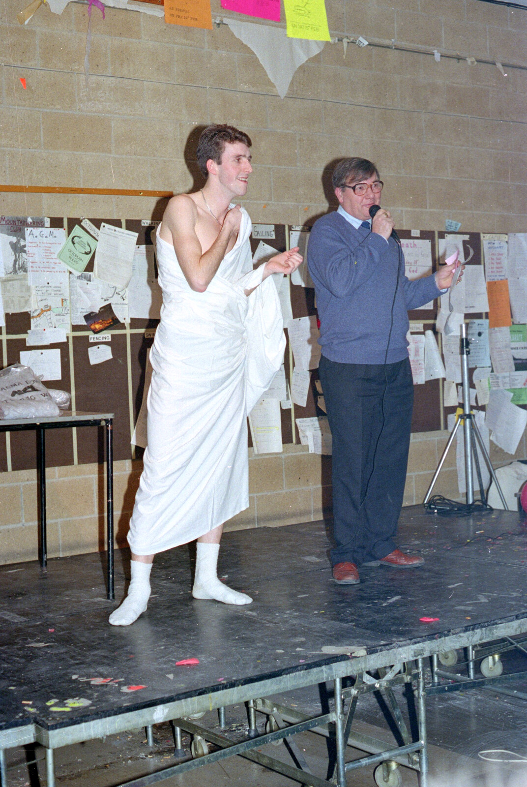 Roy auctions off another toga from Uni: The PPSU "Jazz" RAG Review and Charity Auction, Plymouth, Devon - 19th February 1986