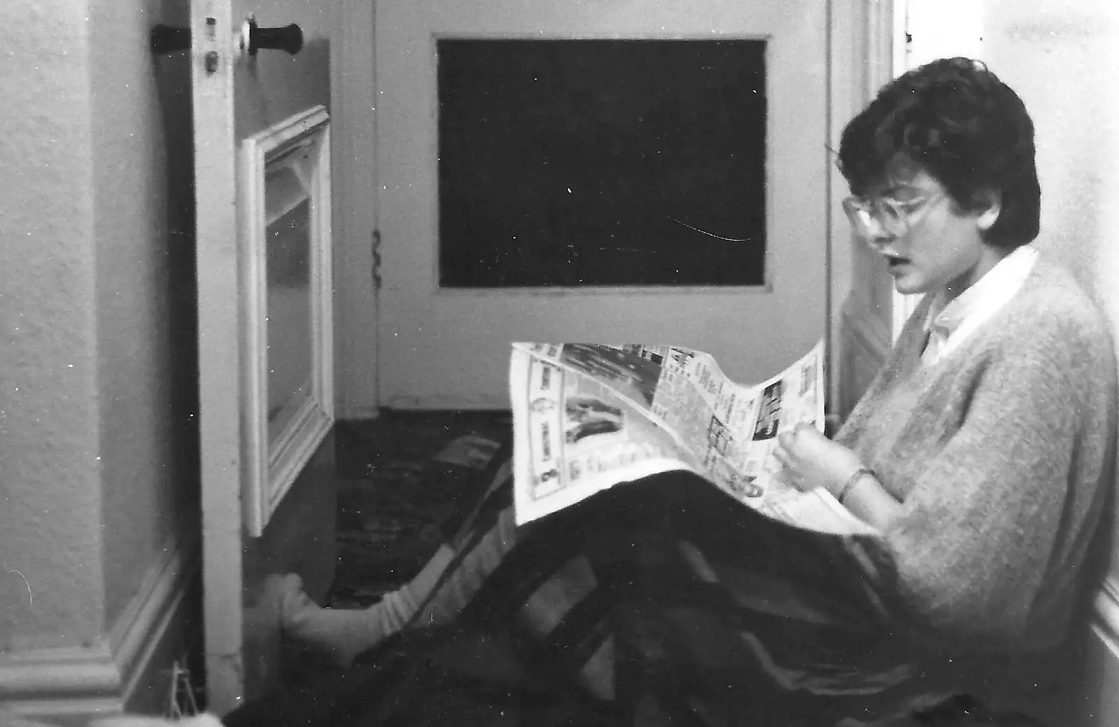 Barbara reads the newspaper in the hall, from Uni: The First Year in Black and White, Plymouth Polytechnic, Devon - 8th April 1986