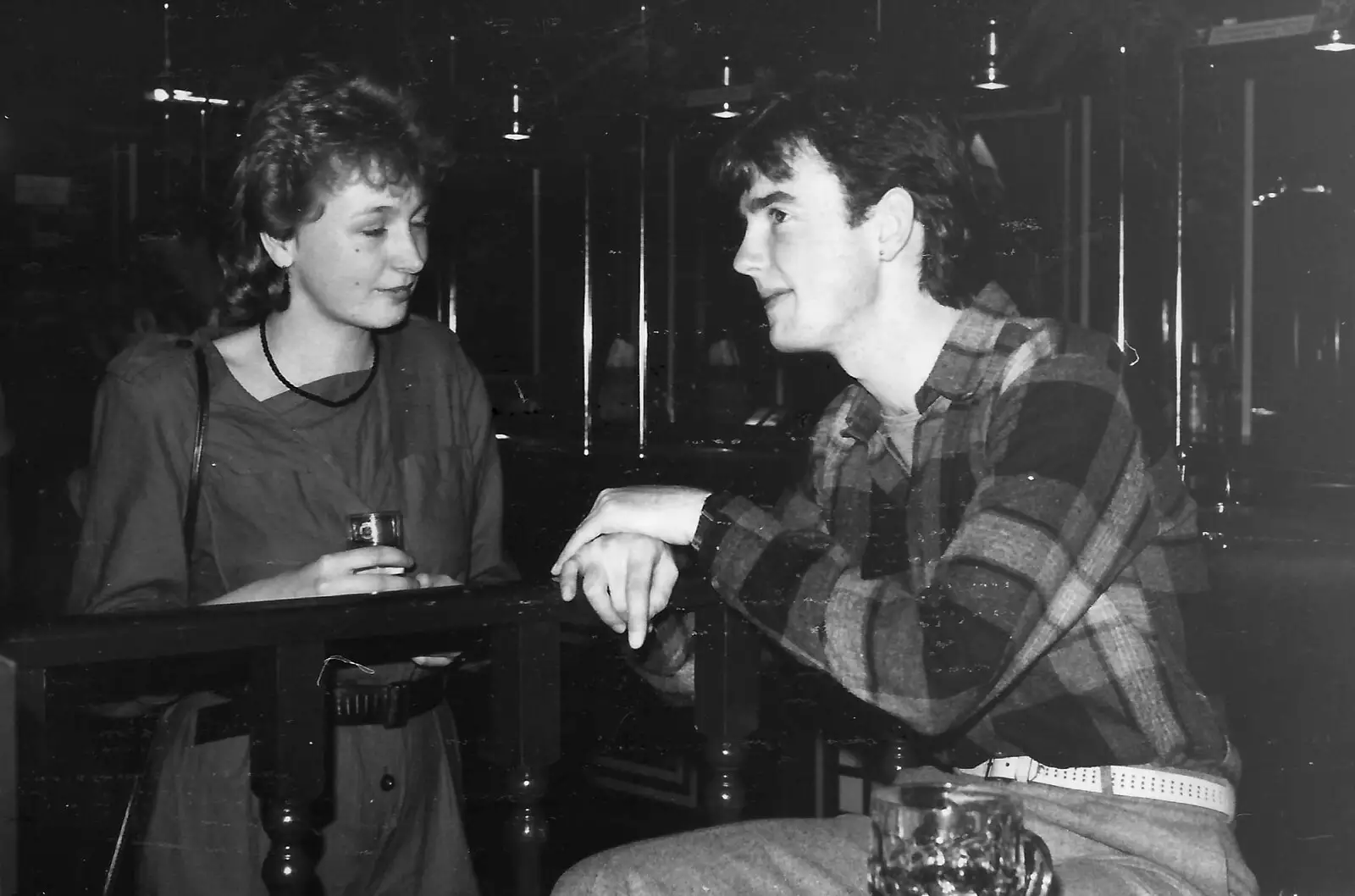 John Stuart chats to someone in Snobs, from Uni: The First Year in Black and White, Plymouth Polytechnic, Devon - 8th April 1986