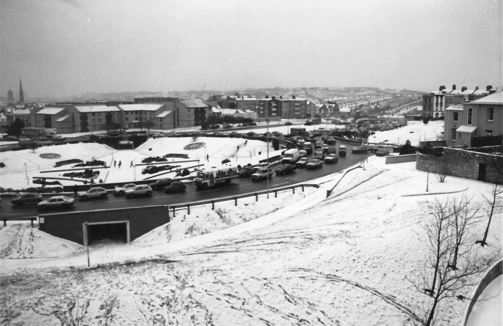 North Cross roundabout by the GTB is hosed in the snow, from Uni: The First Year in Black and White, Plymouth Polytechnic, Devon - 8th April 1986