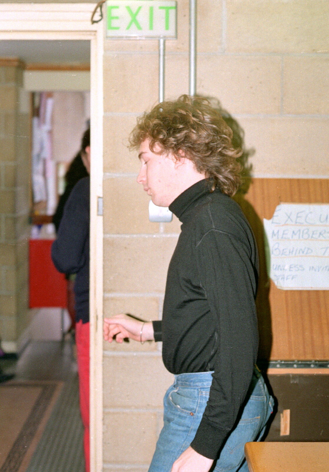 Dave Archer leaves the room from Uni: PPSU Office Staff and a Night in the Students' Union Bar, Plymouth - 15th March 1986
