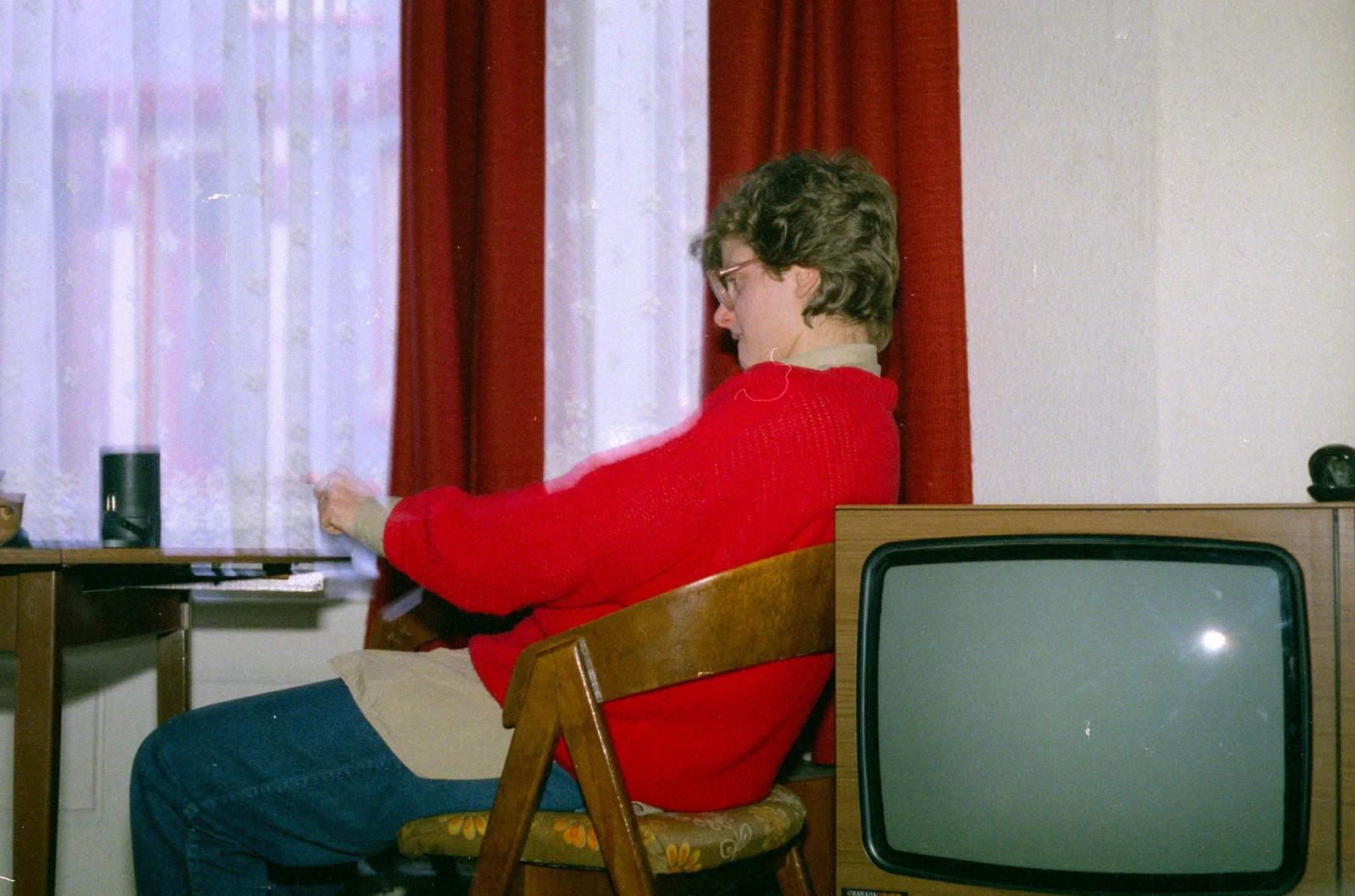 Barbara flings stuff around in the lounge, from Uni: The End of Term and Whitsand Bay, Plymouth and New Milton - 21st March 1986