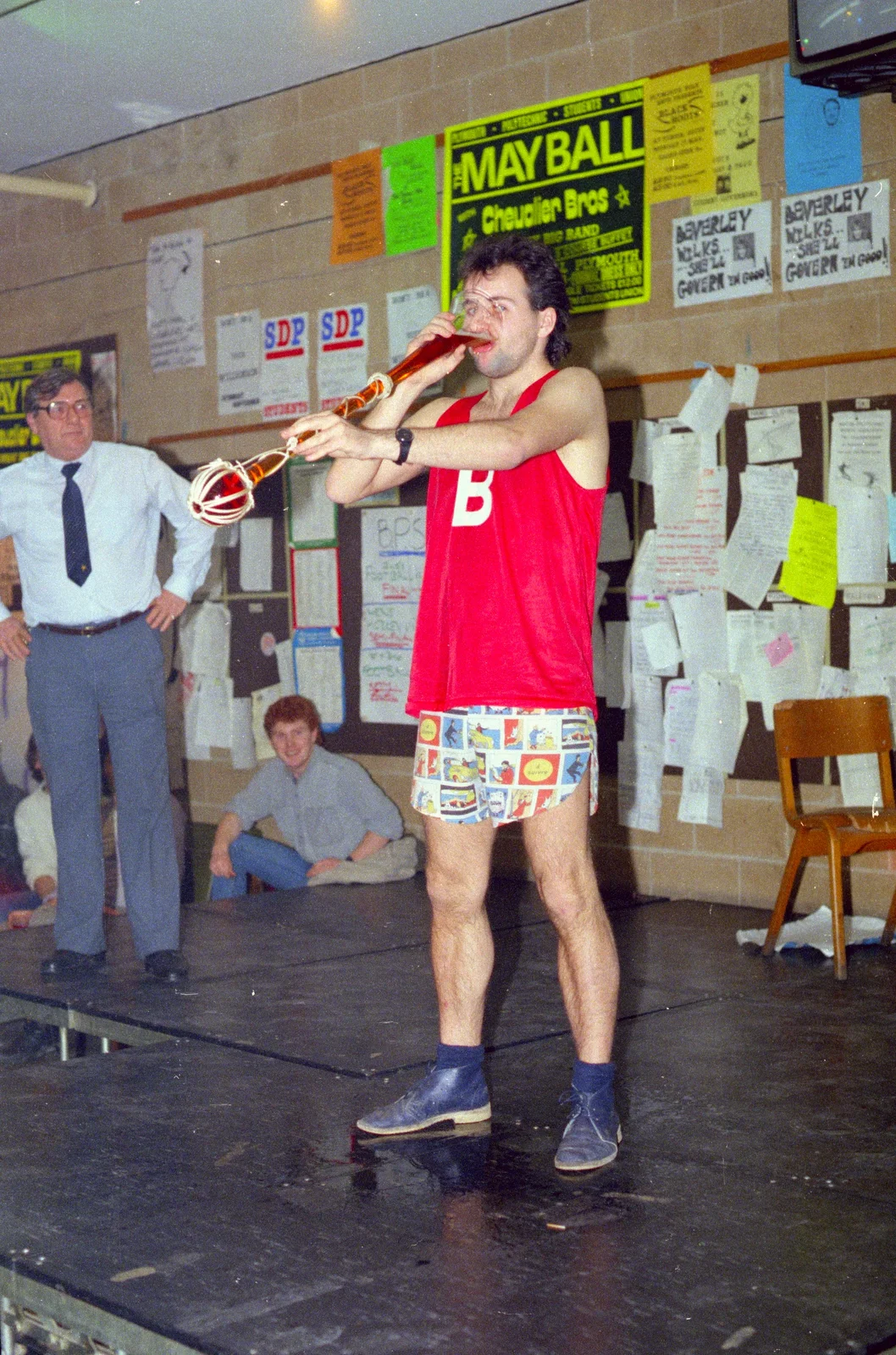 Ian Dunwoody steps up to the yard-of-ale challenge, from Uni: The End of Term and Whitsand Bay, Plymouth and New Milton - 21st March 1986