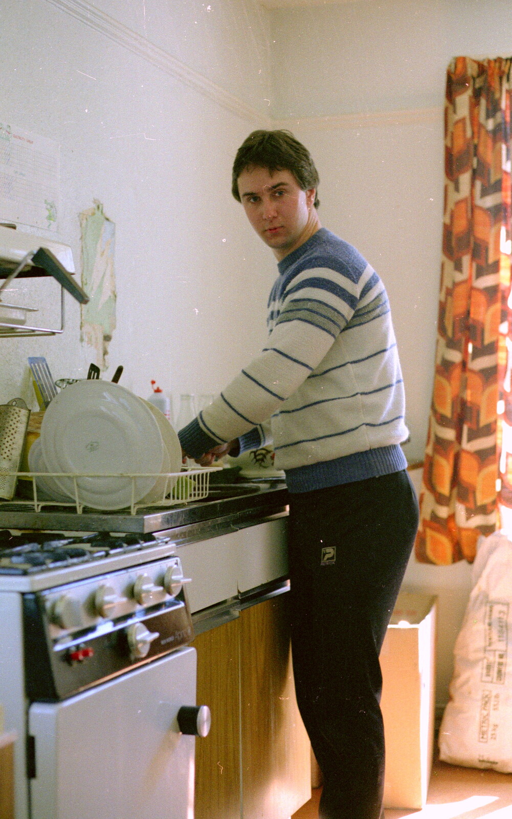 Riki actually does some washing up from Uni: The End of Easter Holidays, Ford Cottage and Plymouth Hoe, Hampshire and Devon - 10th April 1986