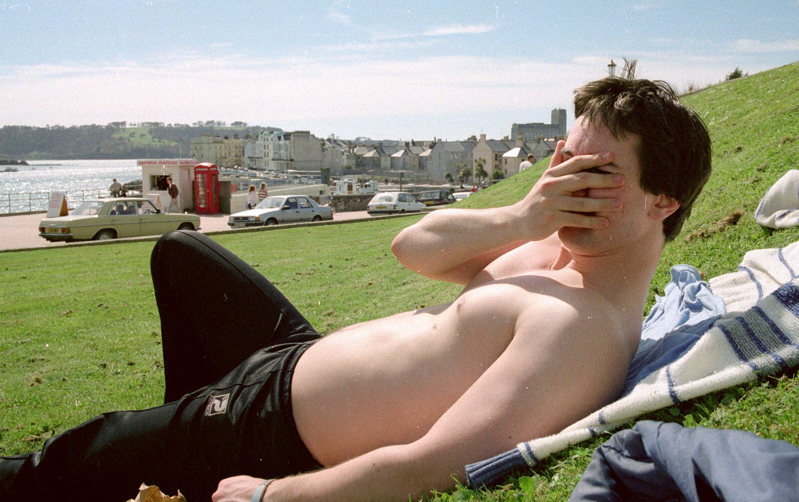 Riki gets his kit off on Plymouth Hoe from Uni: The End of Easter Holidays, Ford Cottage and Plymouth Hoe, Hampshire and Devon - 10th April 1986