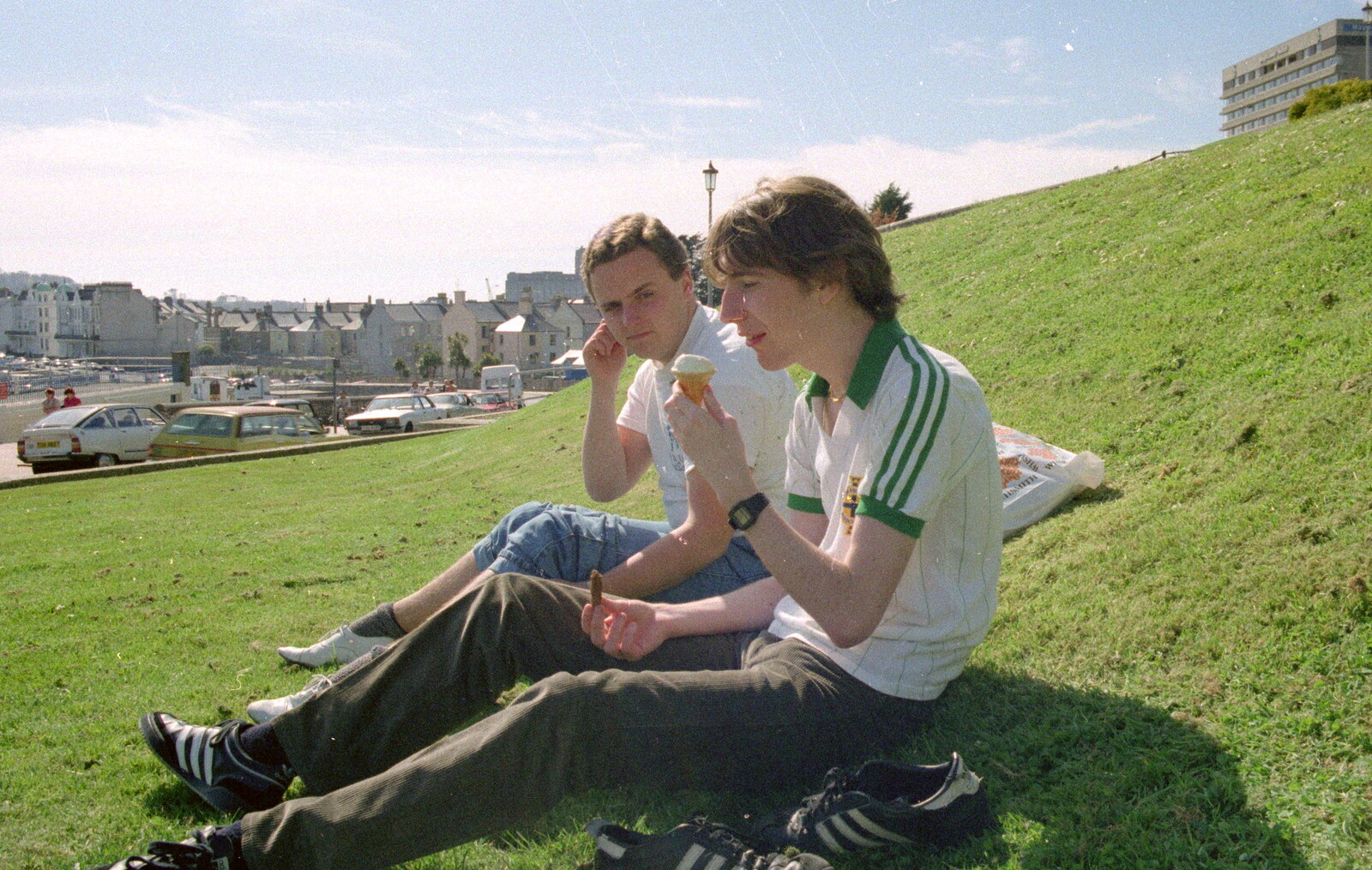 Andy Bray and Dave Mallett on the Hoe from Uni: The End of Easter Holidays, Ford Cottage and Plymouth Hoe, Hampshire and Devon - 10th April 1986