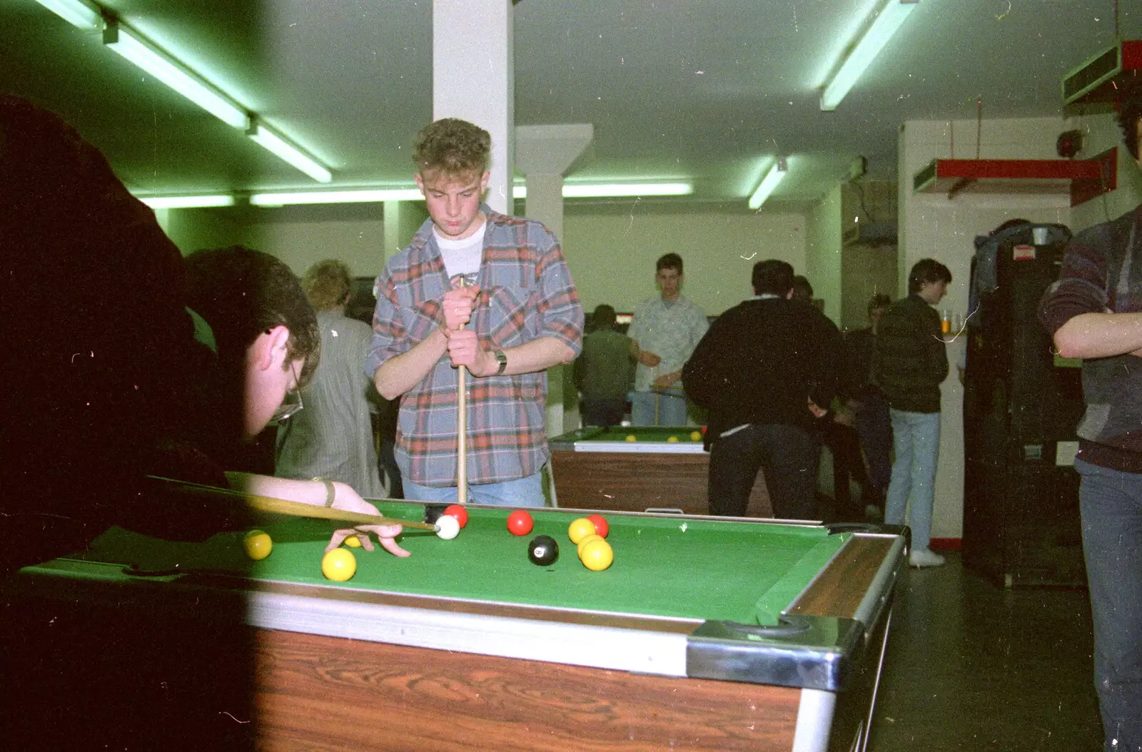 Dave Lock cues up in the SU games room, from Uni: A Breadsticks Dinner Party and a Night in PPSU, Cromwell Road, Plymouth - 28th April 1986