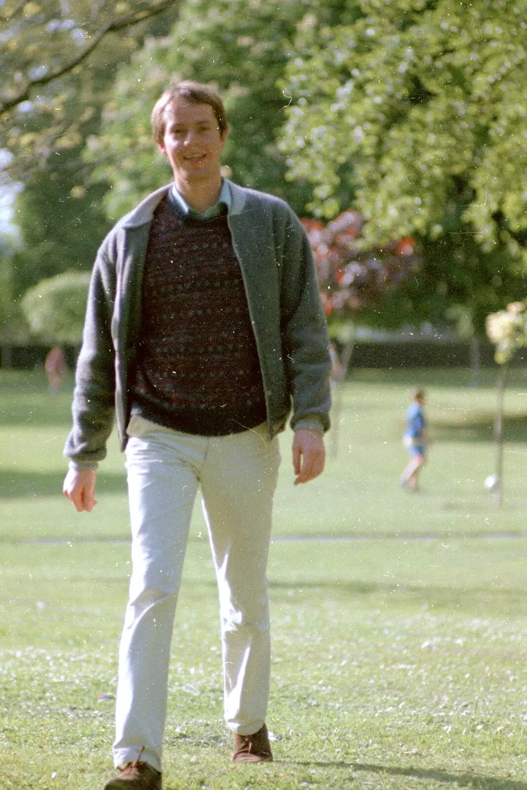 Malcolm Roweth strolls through Beaumont Park, from Uni: Scenes of Plymouth and the PPSU Bar, Plymouth Polytechnic, Devon - 28th April 1986