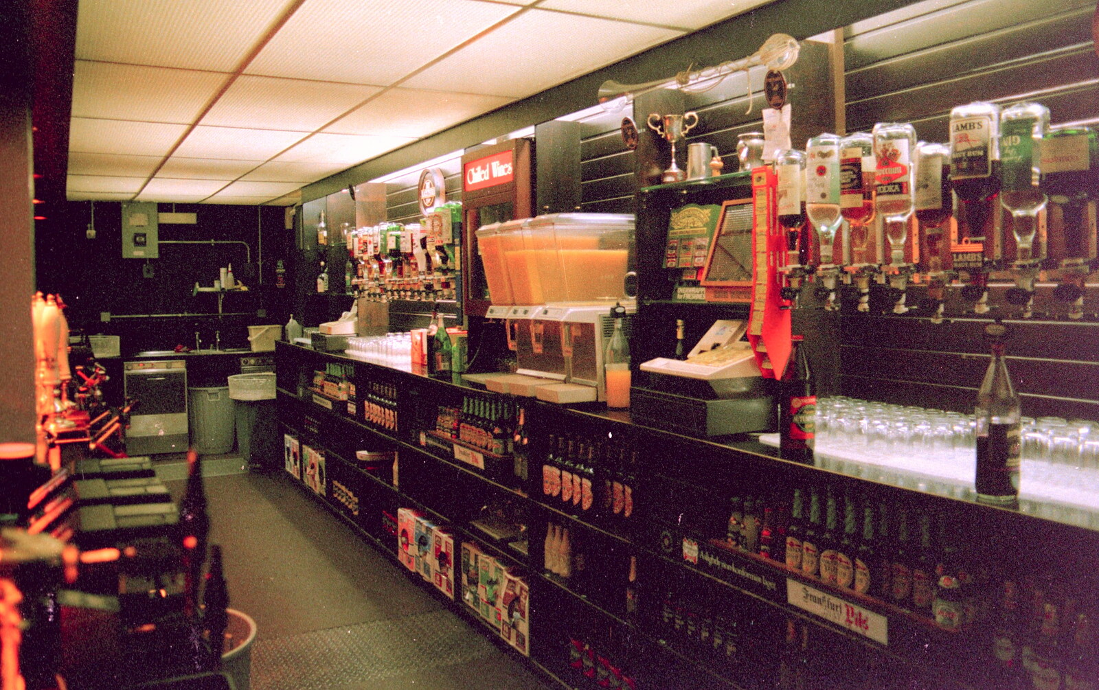Behind the main bar from Uni: Scenes of Plymouth and the PPSU Bar, Plymouth Polytechnic, Devon - 28th April 1986