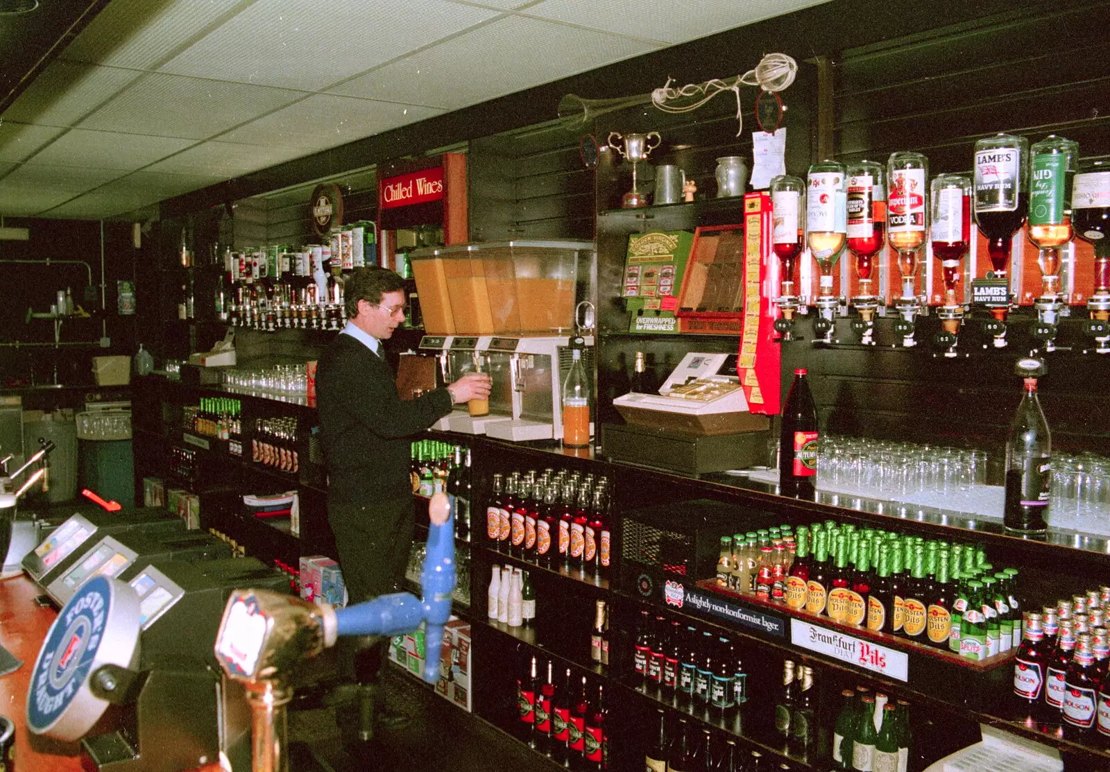 Brian does a pint of orange juice, from Uni: Scenes of Plymouth and the PPSU Bar, Plymouth Polytechnic, Devon - 28th April 1986