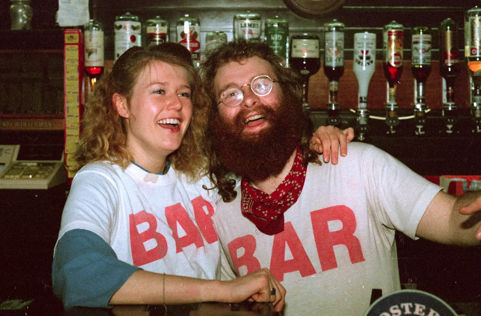 Matt 'Gimli' Horton behind the bar, from Uni: Scenes of Plymouth and the PPSU Bar, Plymouth Polytechnic, Devon - 28th April 1986