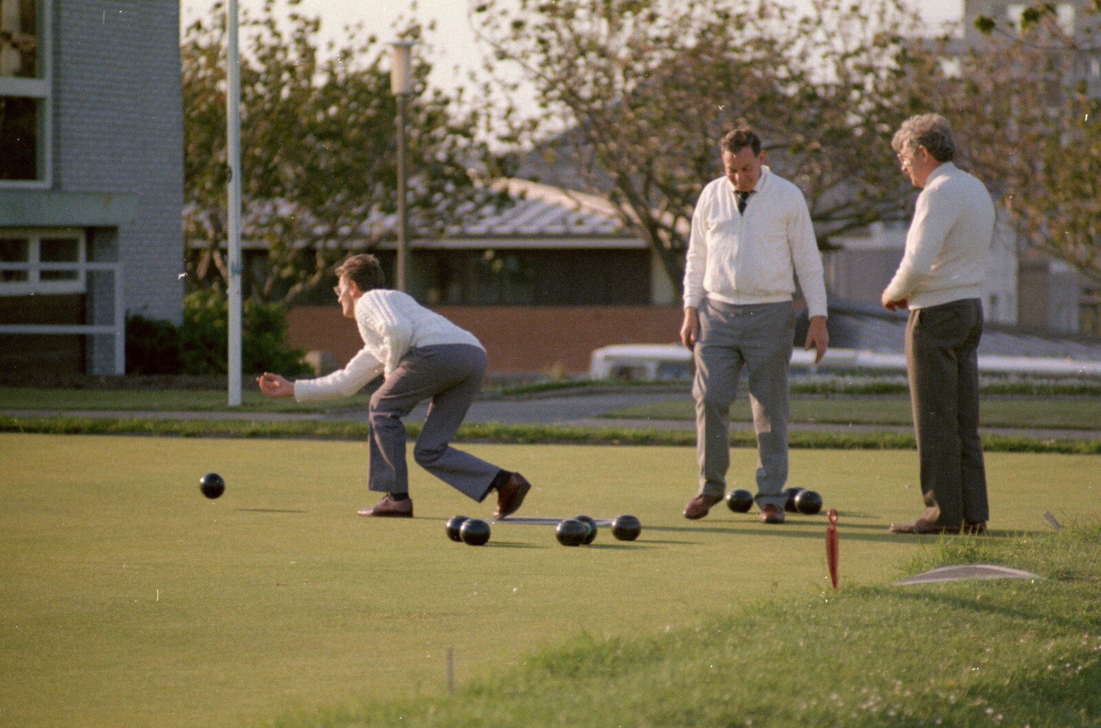 Dudes play bowls on Plymouth Hoe from Uni: Scenes of Plymouth and the PPSU Bar, Plymouth Polytechnic, Devon - 28th April 1986