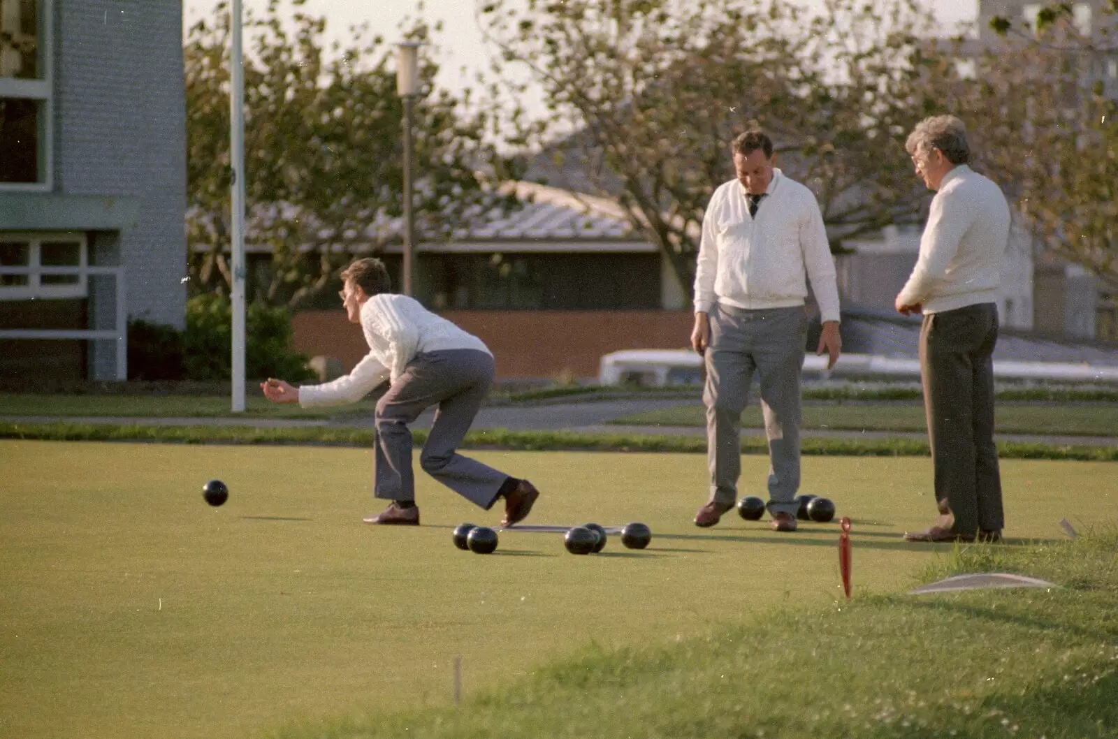 Dudes play bowls on Plymouth Hoe, from Uni: Scenes of Plymouth and the PPSU Bar, Plymouth Polytechnic, Devon - 28th April 1986