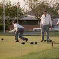 Dudes play bowls on Plymouth Hoe, Uni: Scenes of Plymouth and the PPSU Bar, Plymouth Polytechnic, Devon - 28th April 1986