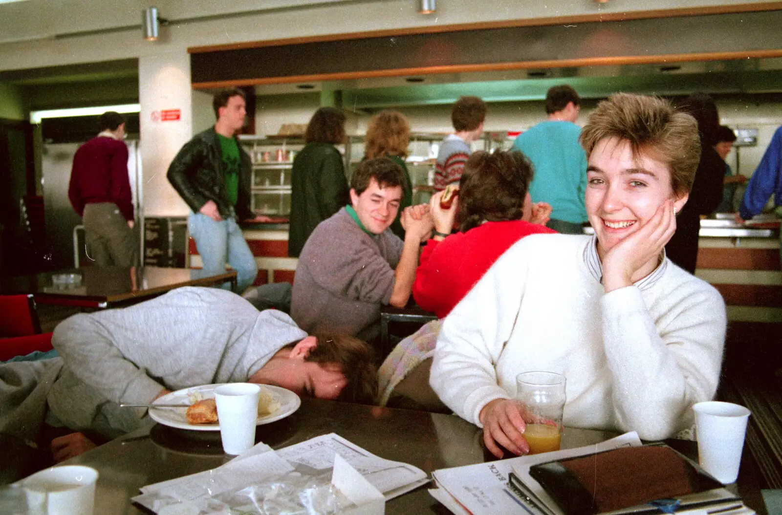 Dave ducks. Andy Grove looks on, from Uni: Scenes of Plymouth and the PPSU Bar, Plymouth Polytechnic, Devon - 28th April 1986