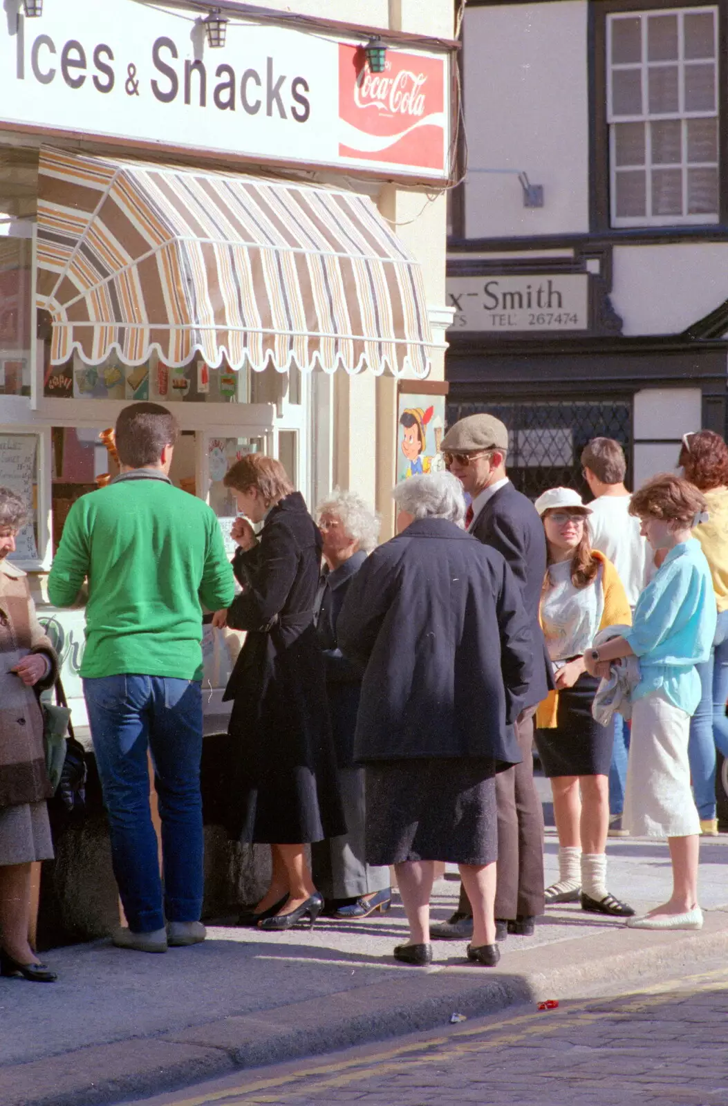 A queue for ice-creams on the Barbican, from Uni: Night and Day on the Barbican, Plymouth, Devon - 1st May 1986