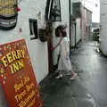 Ruth and Michelle enter the pub, Uni: The Plymouth Polytechnic Satique Project, Salcombe and Plymouth - 10th May 1986