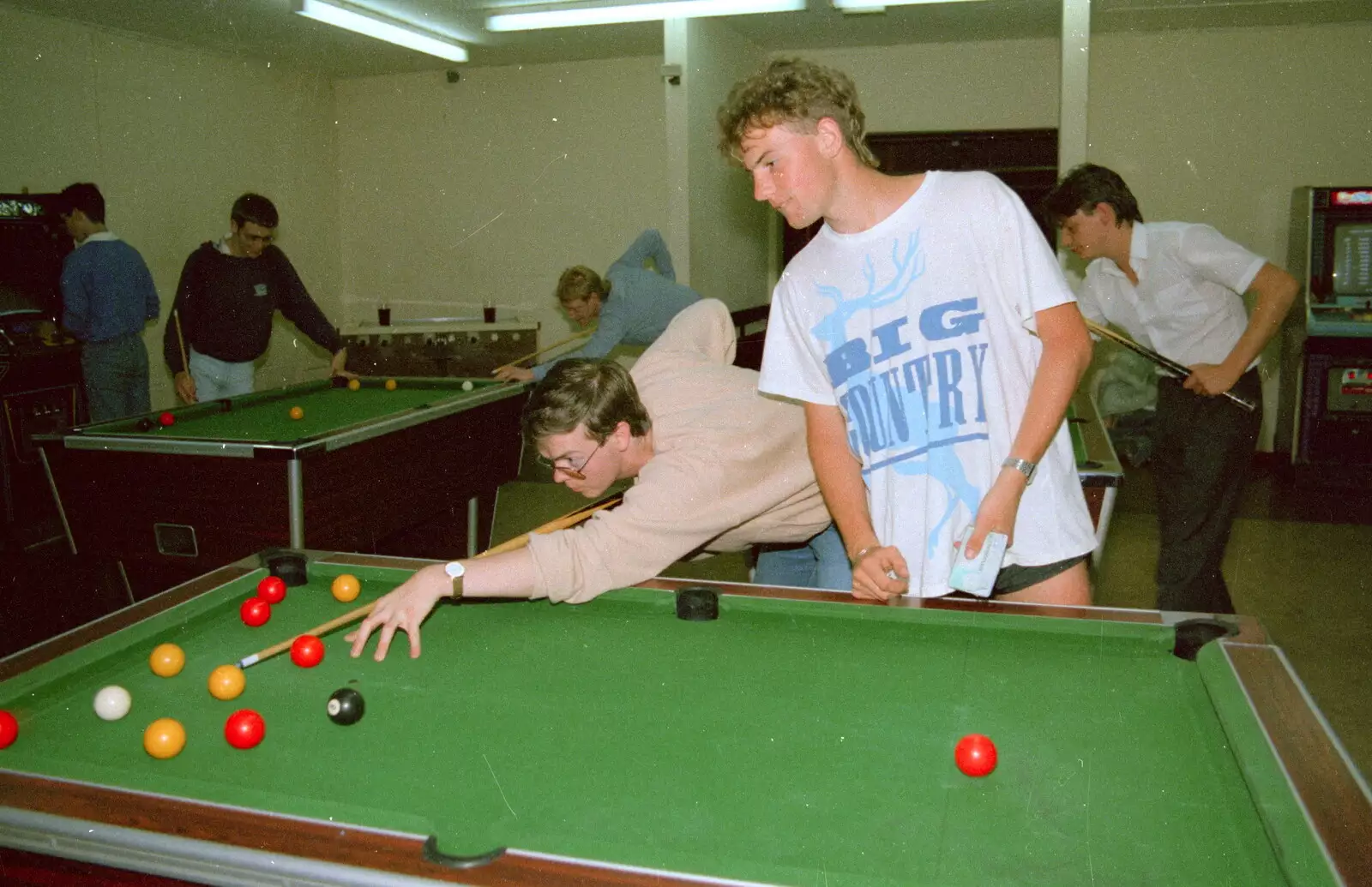 Dave and Malc play pool, from Uni: Riki And Dave's Place, Sutherland Road, Plymouth - 12th May 1986