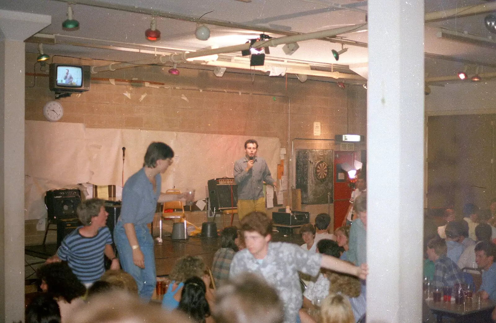 Dunwoody Emcees in a smoky SU lounge, from Uni: Riki And Dave's Place, Sutherland Road, Plymouth - 12th May 1986